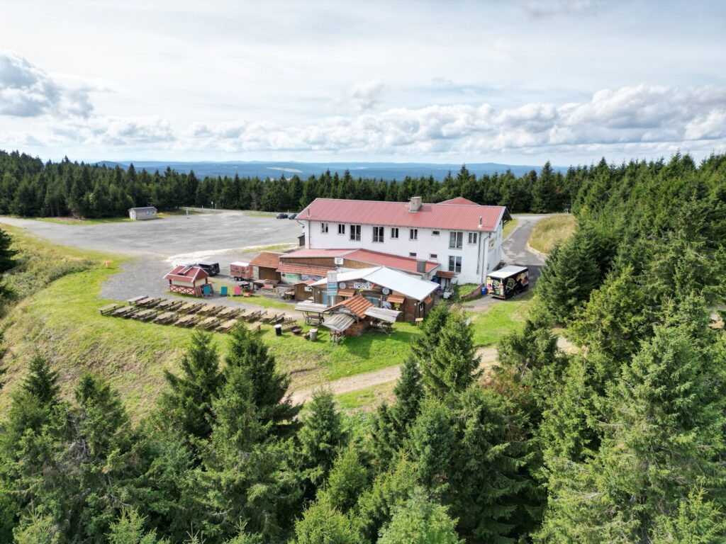 Die Fichtelberghütte aus der Luft im Sommer